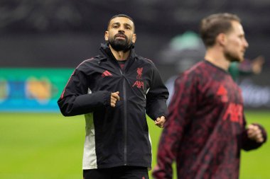 Liverpool 'dan Muhammed Salah, Almanya' nın Frankfurt şehrinde 22 Ekim 2025 tarihinde oynanan Deutsche Bank Park 'ta 8 Eintracht Frankfurt' un Liverpool 'a karşı oynadığı maçtan önceki maçlarda yedeklerle ısınmaya başladı. 