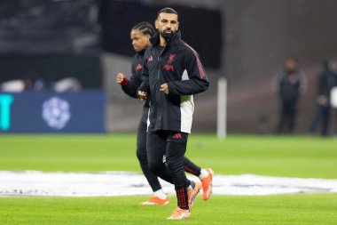 Liverpool 'dan Muhammed Salah, Almanya' nın Frankfurt şehrinde 22 Ekim 2025 tarihinde oynanan Deutsche Bank Park 'ta 8 Eintracht Frankfurt' un Liverpool 'a karşı oynadığı maçtan önceki maçlarda yedeklerle ısınmaya başladı. 