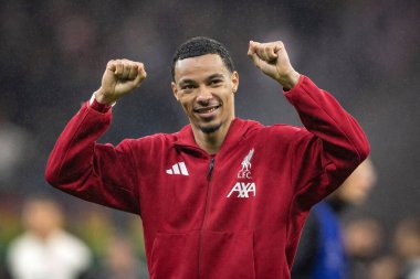 Liverpool 'dan Hugo Ekitike, 22 Ekim 2025' te Frankfurt, Almanya 'daki Deutsche Bank Park' ta Liverpools 1-5 'lik UEFA Şampiyonlar Ligi karşılaşmasında kazandığı galibiyeti kutluyor. 