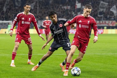 Eintracht Frankfurt 'tan Nathaniel Brown, Liverpool' lu Florian Wirtz 'e 8 Eintracht Frankfurt-Liverpool maçında baskı yapıyor. 