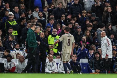 Ajax 'lı Kenneth Taylor, UEFA Şampiyonlar Ligi Maç Maçı' nda kırmızı kart gösterildikten sonra Stamford Bridge, Londra, İngiltere 'de Ajax' a karşı Chelsea maçında 22 Ekim 2025 'de sahadan ayrıldı. 