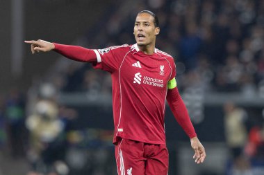 Liverpool 'dan Virgil van Dijk UEFA Şampiyonlar Ligi Maçı sırasında 8 Eintracht Frankfurt Liverpool' a karşı 22 Ekim 2025 Deutsche Bank, Frankfurt, Almanya 