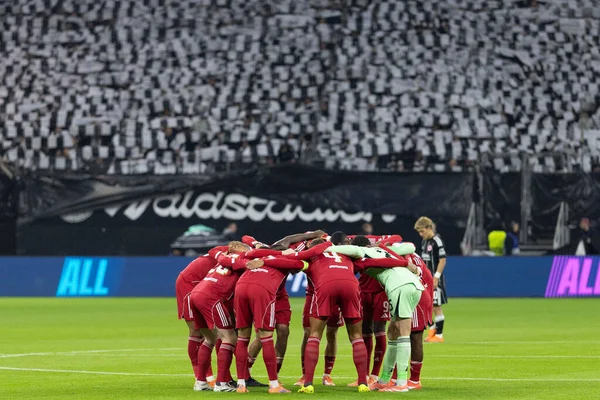 Liverpool oyuncuları Eintracht Frankfurt taraftarları duvarı önünde toplanmadan önce, UEFA Şampiyonlar Ligi Maçı 'nda 8 Eintracht Frankfurt Liverpool' a karşı 22 Ekim 2025 Deutsche Bank, Frankfurt, Almanya 