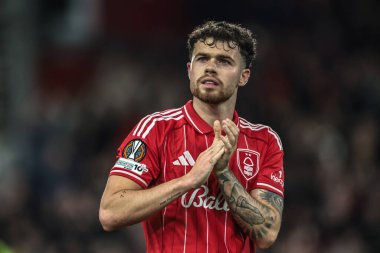 Nottingham Ormanı 'ndan Neco Williams, UEFA Avrupa Ligi Maçı' nın 3. Maçı sırasında taraftarları alkışlıyor. Nottingham Ormanı - Porto - City Ground, Nottingham, İngiltere, 23 Ekim 2025  