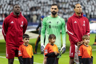 Liverpool 'dan İbrahima Konat, Liverpool' dan Giorgi Mamardashvili, Liverpool 'dan Virgil van Dijk 8 Eintracht Frankfurt' un Liverpool 'a karşı 3. Maçından önce 22 Ekim 2025' te Frankfurt, Almanya 'da Deutsche Bank Park' ta 