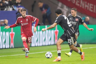 Liverpool 'lu Conor Bradley, Almanya' nın Frankfurt kentinde 22 Ekim 2025 'te oynanan 8 Eintracht Frankfurt maçında Liverpool' a karşı oynanan UEFA Şampiyonlar Ligi karşılaşmasında pas attı. 