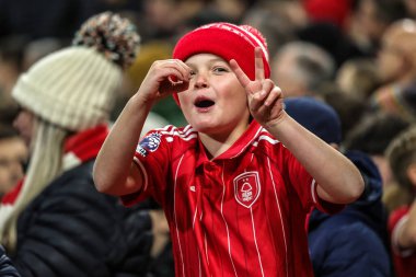 Genç Orman taraftarları, UEFA Avrupa Ligi Maçı 'nın bitimine 10 dakika kala 2 sayıyla önde giderken, Nottingham Ormanı' nın Porto 'ya karşı oynadığı City Ground, Nottingham, İngiltere' de 23 Ekim 2025 'te oynanan karşılaşmanın 3. gününde tepki verdiler. 