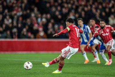 Nottingham Ormanı 'ndan Morgan Gibbs-White, İngiltere' nin Nottingham şehrinde 23 Ekim 2025 tarihinde oynanan 8 Nottingham Ormanı 'nın Porto' ya karşı oynadığı maçta 1-0 öne geçerek penaltı aldı. 