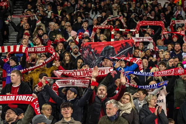 Nottingham Forest taraftarları UEFA Avrupa Ligi Maçı 'nda 8 Nottingham Ormanı' nın 3 'üncü maçında Porto' ya karşı City Ground, Nottingham, İngiltere, 23 Ekim 2025 