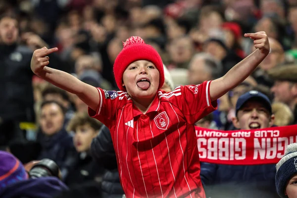 Genç Orman taraftarları, UEFA Avrupa Ligi Maçı 'nın bitimine 10 dakika kala 2 sayıyla önde giderken, Nottingham Ormanı' nın Porto 'ya karşı oynadığı City Ground, Nottingham, İngiltere' de 23 Ekim 2025 'te oynanan karşılaşmanın 3. gününde tepki verdiler. 