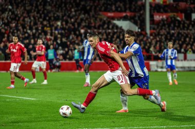 Nottingham Ormanı 'ndan Nikola Milenkoviç ve FC Porto takımından Gabri Veiga, İngiltere' nin Nottingham şehrinde 23 Ekim 2025 tarihinde oynanan 8 Nottingham Ormanı 'nın 3. Maçı' nda top için mücadele ediyorlar. 