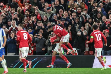 Nottingham Ormanı 'ndan Igor İsa, UEFA Avrupa Ligi Maçı' nda 2-0 kazanma hedefini kutluyor. 8 Nottingham Ormanı 'nın Porto' ya karşı oynadığı City Zound, Nottingham, İngiltere, 23 Ekim 2025 