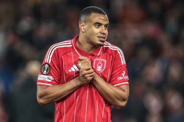 Nottingham Ormanı 'ndan Murillo, UEFA Avrupa Ligi Maçı' nda oynanan 8 Nottingham Ormanı maçının 3 'üncüsü olan City Ground, Nottingham, İngiltere' de 23 Ekim 2025 'te oynanan maçta taraftarları alkışlıyor. 