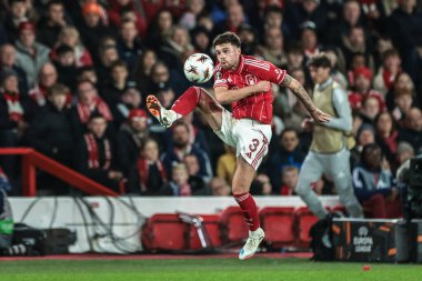 Nottingham Ormanı 'ndan Neco Williams, İngiltere' nin Nottingham şehrinde 23 Ekim 2025 'te oynanan 8 Nottingham Ormanı maçında topu kontrol ediyor. 