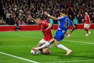 Nottingham Ormanı 'ndan Nikola Milenkoviç ve FC Porto takımından Gabri Veiga, İngiltere' nin Nottingham şehrinde 23 Ekim 2025 tarihinde oynanan 8 Nottingham Ormanı 'nın 3. Maçı' nda top için mücadele ediyorlar. 