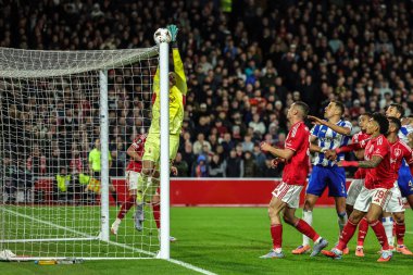 Nottingham Ormanı kalecisi Matz Sels topu UEFA Avrupa Ligi Maçı 'nda 8 Nottingham Ormanı' nın Porto 'ya karşı oynadığı City Ground, Nottingham, İngiltere' de 23 Ekim 2025 'de köşeye sıkıştırdı.  