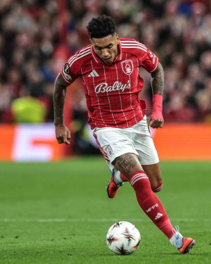 Nottingham Ormanı 'ndan Igor İsa, İngiltere' nin Nottingham şehrinde 23 Ekim 2025 'te oynanan 8 Nottingham Ormanı' nın 3 'üncü maçında topa vurdu.  