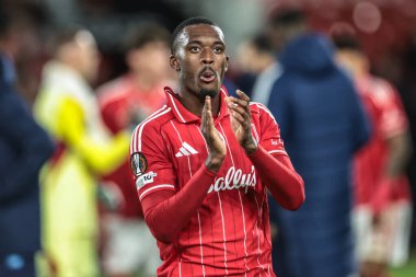 Nottingham Ormanı 'ndan Callum Hudson-Odoi, UEFA Avrupa Ligi Maç Maçı' ndan sonra taraftarları alkışlıyor. 8 Nottingham Ormanı 'nın Porto' ya karşı oynadığı City Zound, Nottingham, İngiltere, 23 Ekim 2025 