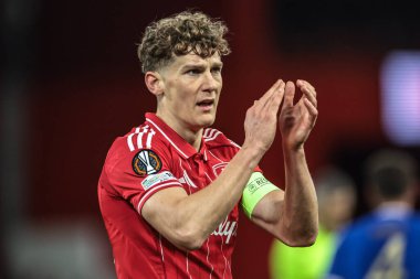 Nottingham Ormanı 'ndan Ryan Yates UEFA Avrupa Ligi karşılaşması sırasında 8 Nottingham Ormanı, Porto' ya karşı 23 Ekim 2025 