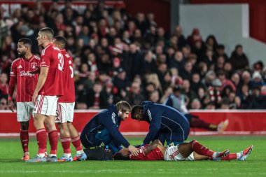 Nottingham Ormanı 'ndan Igor İsa, UEFA Avrupa Ligi Maçı' nın 3. Maçı sırasında FC Porto takımından Alan Varela ile çarpıştığı için tedavi görüyor. 