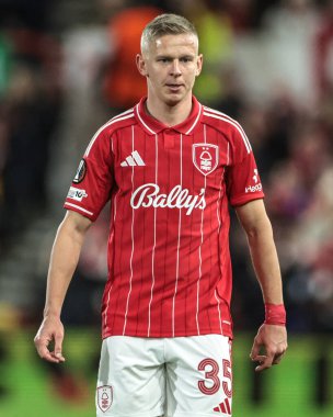 Nottingham Ormanı 'ndan Oleksandr Zinchenko UEFA Avrupa Ligi Maçı sırasında 8 Nottingham Ormanı' nın 3. Maçı sırasında Nottingham City Ground, Nottingham, İngiltere 'de Porto' ya karşı, 23 Ekim 2025 