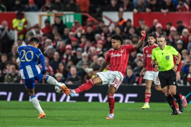 FC Porto 'dan Alberto Costa ve Nottingham Ormanı' ndan Igor Jesus UEFA Avrupa Ligi Maç Maçı 'nda top için mücadele ediyorlar. 8 Nottingham Ormanı, Porto' ya karşı City Zound, Nottingham, Birleşik Krallık, 23 Ekim 2025 