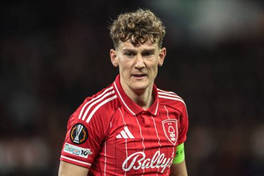 Nottingham Ormanı 'ndan Ryan Yates UEFA Avrupa Ligi karşılaşması sırasında 8 Nottingham Ormanı, Porto' ya karşı 23 Ekim 2025 