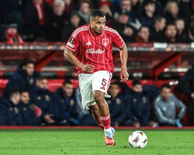 Nottingham Ormanı 'ndan Murillo, İngiltere' nin Nottingham şehrinde 23 Ekim 2025 'te oynanan 8 Nottingham Ormanı' nın 3 'üncü maçında topa vuruyor. 