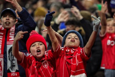 Genç Orman taraftarları, UEFA Avrupa Ligi Maçı 'nın bitimine 10 dakika kala 2 sayıyla önde giderken, Nottingham Ormanı' nın Porto 'ya karşı oynadığı City Ground, Nottingham, İngiltere' de 23 Ekim 2025 'te oynanan karşılaşmanın 3. gününde tepki verdiler. 