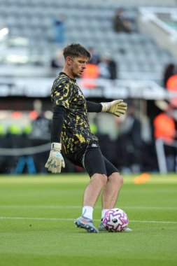 Newcastle United kalecisi Nick Pope Premier Lig maçında maç öncesi ısınma oturumunda Newcastle United Fulham 'a karşı St. James' s Park, Newcastle, İngiltere, 25 Ekim 2025