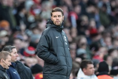 Brighton & Hove Albion takımının Fabian Hurzeler teknik direktörü, Manchester United ve Hove Albion maçında Old Trafford, Manchester, Birleşik Krallık 'ta 25 Ekim 2025' de maçı izlerken,