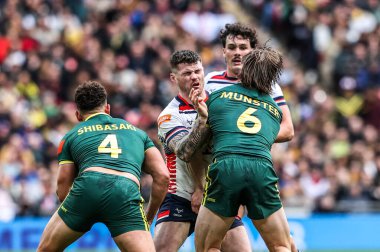 İngiltere 'den John Bateman, Avustralya' dan Gehamat Shibasaki ve Avustralya 'dan Cameron Munster tarafından Wembley Stadyumu, Londra, Birleşik Krallık' ta 25 Ekim 2025 'de oynanan The Ashes Serisi 2025 İngiltere - Avustralya maçında yenildi.