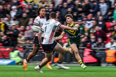 Avustralyalı Reece Walsh, The Ashes Serisi 2025 'te Avustralya' ya karşı Wembley Stadyumu 'nda 25 Ekim 2025' te oynanan maçta topa vuruyor.