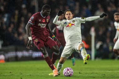 West Ham United 'dan El Hacı Malick Diouf ve Leeds United' dan Brenden Aaronson Premier Lig karşılaşmasında Leeds United, West Ham United ile Elland Road, Leeds, Birleşik Krallık 'ta 24 Ekim 2025' de karşı karşıya geldiler. 
