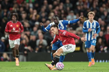 Manchester United 'dan Manuel Ugarte ve Brighton & Hove Albion' dan Yankuba Minteh Premier Lig karşılaşması sırasında Manchester United ile Brighton ve Hove Albion 'a karşı Old Trafford, Manchester, Birleşik Krallık' ta 25 Ekim 2025