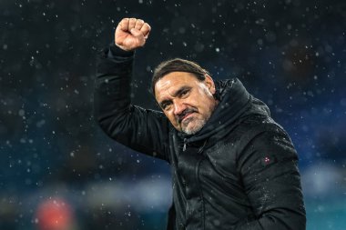 Leeds United takımının teknik direktörü Daniel Farke, 24 Ekim 2025 'te İngiltere' nin Leeds şehrinde oynanan Premier League maçı Leeds United-West Ham United maçında taraftarlarıyla galibiyeti kutluyor. 