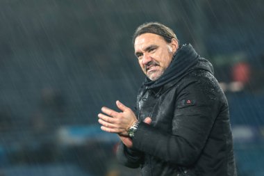 Leeds United 'ın Daniel Farke teknik direktörü, Premier League maçından sonra Leeds United ile West Ham United arasındaki Elland Road, Leeds, İngiltere' de 24 Ekim 2025 maçında taraftarları alkışlıyor. 