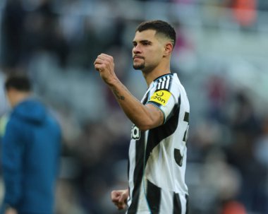 Newcastle United takımından Bruno Guimaraes, Premier League maçının son düdüğü çaldıktan sonra taraftarları alkışlıyor. Newcastle United, St.James 's Park, Newcastle, İngiltere, 25 Ekim 2025' de Fulham 'a karşı.