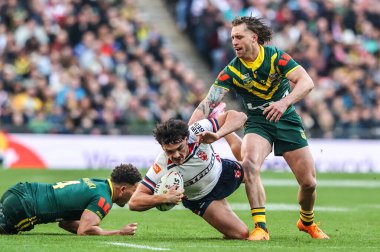 İngiltere 'den Herbie Farnworth, 25 Ekim 2025' te Wembley Stadyumu 'nda Avustralya' ya karşı oynanan Küller Serisi 2025 'te mücadele etti.