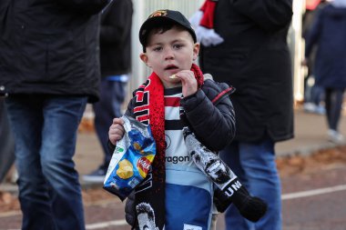 Premier Lig maçına giden genç bir taraftar Manchester United ve Hove Albion 'a karşı Old Trafford, Manchester, Birleşik Krallık' ta 25 Ekim 2025 