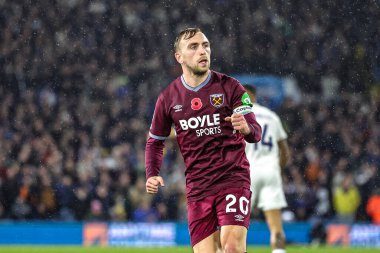 West Ham United takımından Jarrod Bowen, West Ham United takımından Mateus Fernandes 'i Premier Lig karşılaşmasında 2-1' lik skorla kutluyor. 