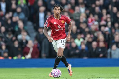 Manchester United 'dan Leny Yoro Premier Lig karşılaşmasında topla birlikte Manchester United ve Hove Albion' a karşı Old Trafford, Manchester, Birleşik Krallık 'ta, 25 Ekim 2025 