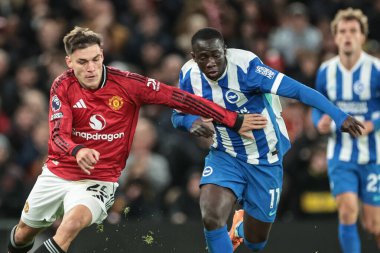 Manchester United 'dan Manuel Ugarte ve Brighton & Hove Albion' dan Yankuba Minteh Premier Lig karşılaşması sırasında Manchester United ile Brighton ve Hove Albion 'a karşı Old Trafford, Manchester, Birleşik Krallık' ta 25 Ekim 2025