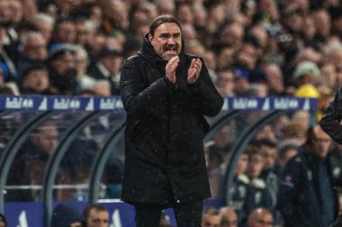 Leeds United 'ın Daniel Farke teknik direktörü, 24 Ekim 2025' te İngiltere 'nin Elland Road kentinde oynanan Premier League maçında Leeds United - West Ham United maçında takımını alkışladı. 