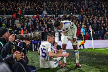 Leeds United takımından Jaka Bijol, 24 Ekim 2025 tarihinde İngiltere 'nin Leeds şehrinde oynanan Premier League maçında Leeds United ile West Ham United maçında bir fotoğrafçıya kayarken sakatlandı. 