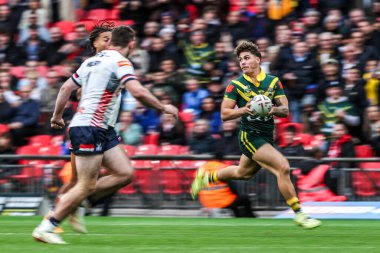 Avustralyalı Reece Walsh, The Ashes Serisi 2025 'te Avustralya' ya karşı Wembley Stadyumu 'nda 25 Ekim 2025' te oynanan maçta topa vuruyor.