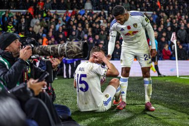 Leeds United takımından Jaka Bijol, 24 Ekim 2025 tarihinde İngiltere 'nin Leeds şehrinde oynanan Premier League maçında Leeds United ile West Ham United maçında bir fotoğrafçıya kayarken sakatlandı. 