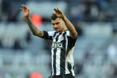 Newcastle United takımından Bruno Guimaraes, 25 Ekim 202 'de St. James' s Park, Newcastle 'da oynanan Premier League maçında oynanan son ıslık çaldıktan sonra taraftarları alkışlıyor.