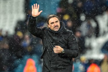 Leeds United 'ın Daniel Farke teknik direktörü Premier League maçından sonra taraftarlara el sallıyor. Leeds United, West Ham United' a karşı Elland Road, Leeds, İngiltere, 24 Ekim 2025 