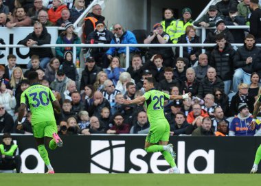 Fulham 'dan Sasa Lukiç, Premier League maçı Newcastle United' ın St.James 's Park, Newcastle, İngiltere' de 25 Ekim 2025 'te oynadığı maçta 1-1 kazanma hedefini kutluyor. 